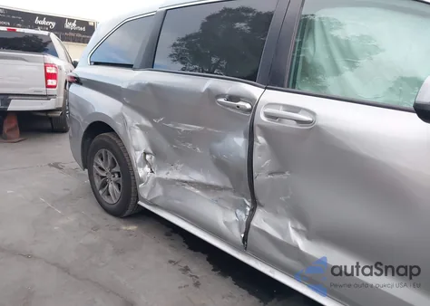 2021 Toyota Sienna Le z USA, uszkodzony, nr VIN 5TDKRKEC1MS043892